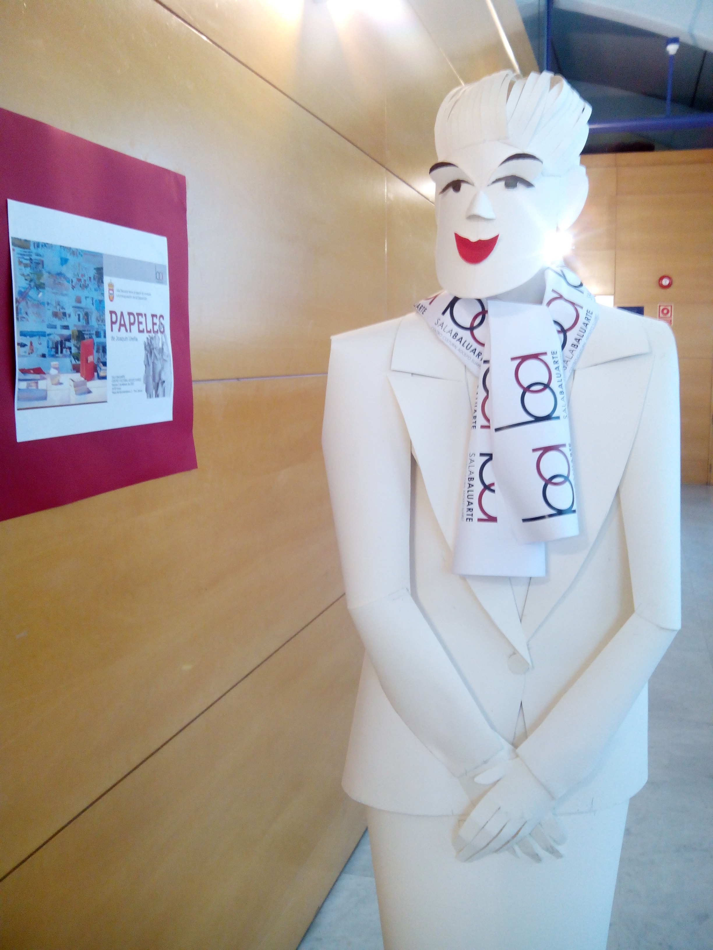 Escultura de Joaquín Ureña: una azafata a tu servicio