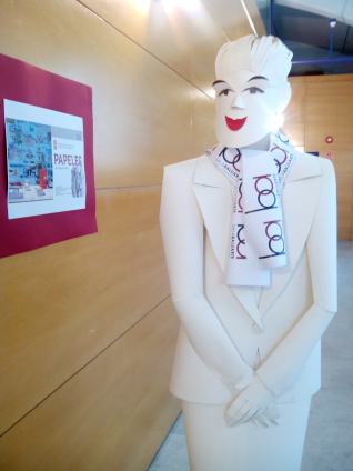 Una de las esculturas a la entrada de la exposición