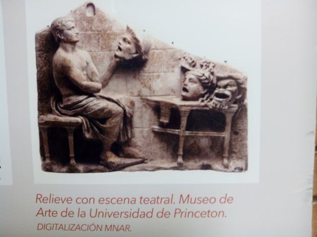 Fotografía de un relieve de escena teatral con máscaras