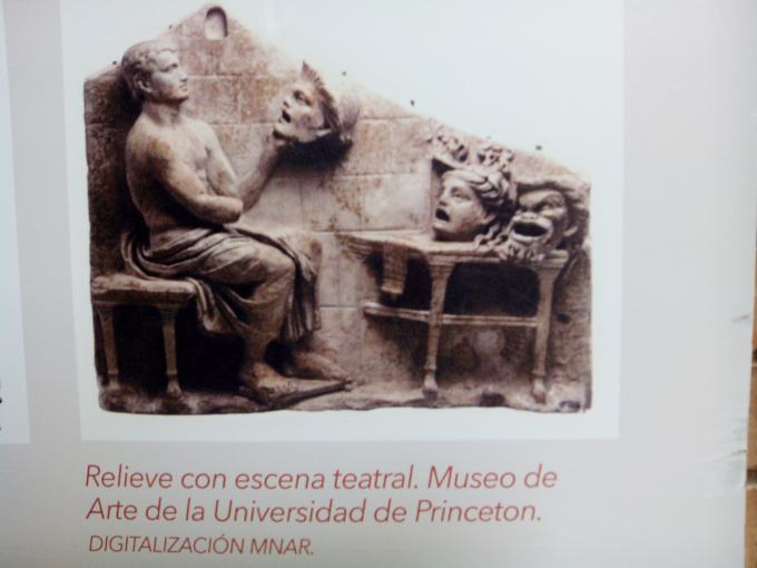 Relieve de escena teatral con máscaras