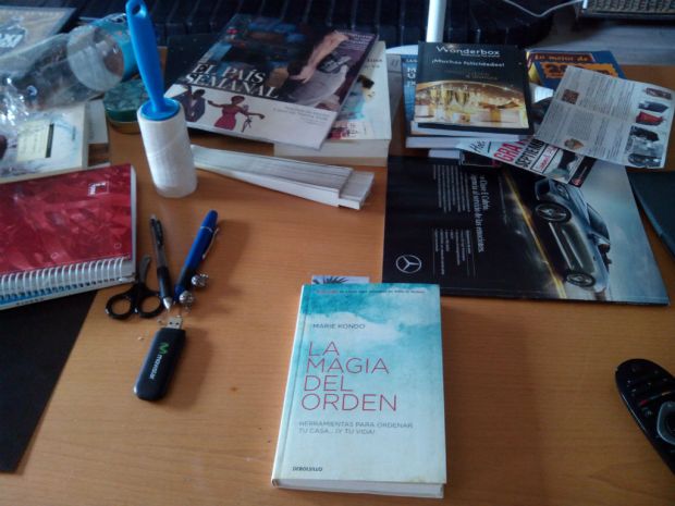 La mesa del salón antes de leer sobre el método KonMari