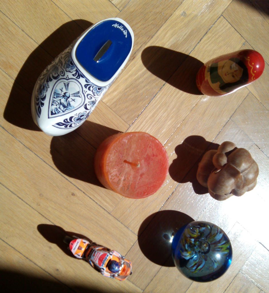 Se muestran varios adornos de los que cuesta dejar ir