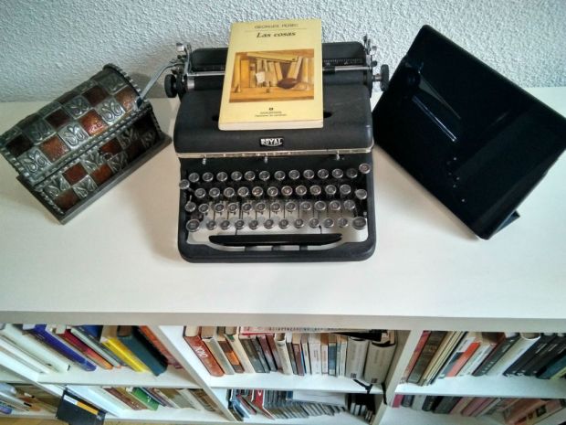 Una muestra de varias cosas sólidas y líquidas