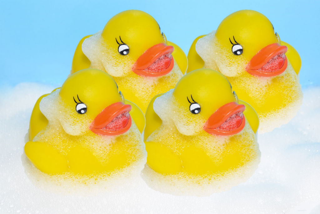 Una bañera con cuatro patitos de goma que simbolizan el número 44 = 22 por 2