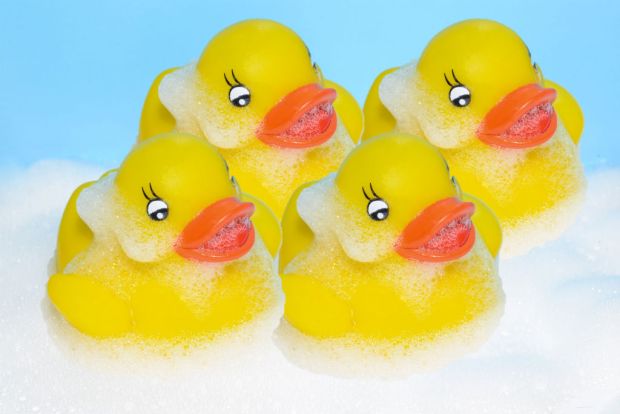 Una bañera con cuatro patitos de goma que simbolizan el número 44 = 22 por 2