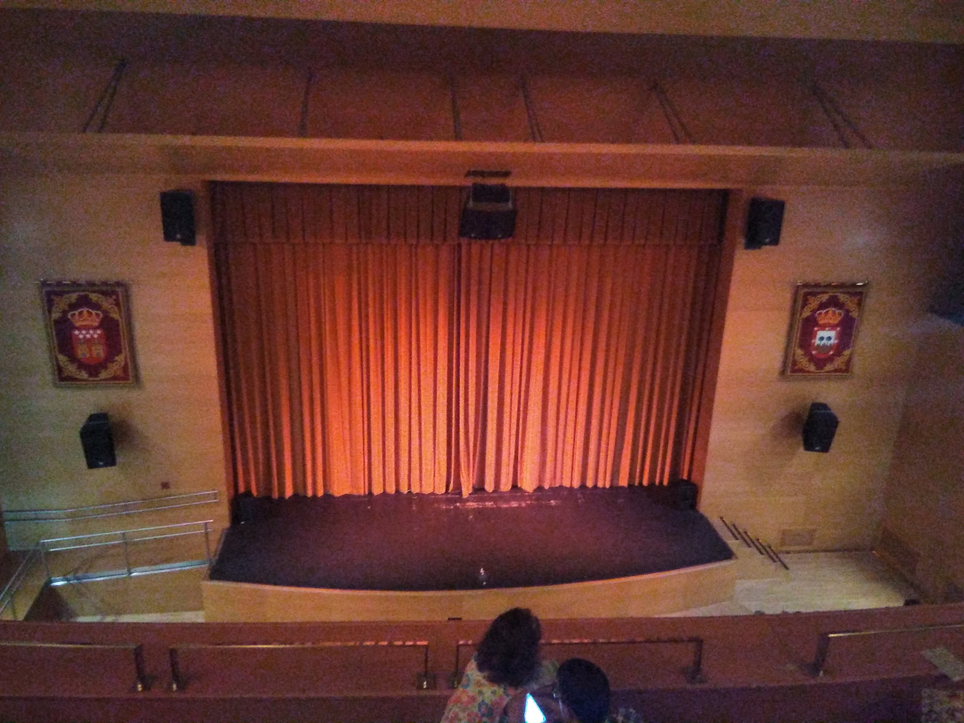 Escenario de un teatro con las cortinas echadas