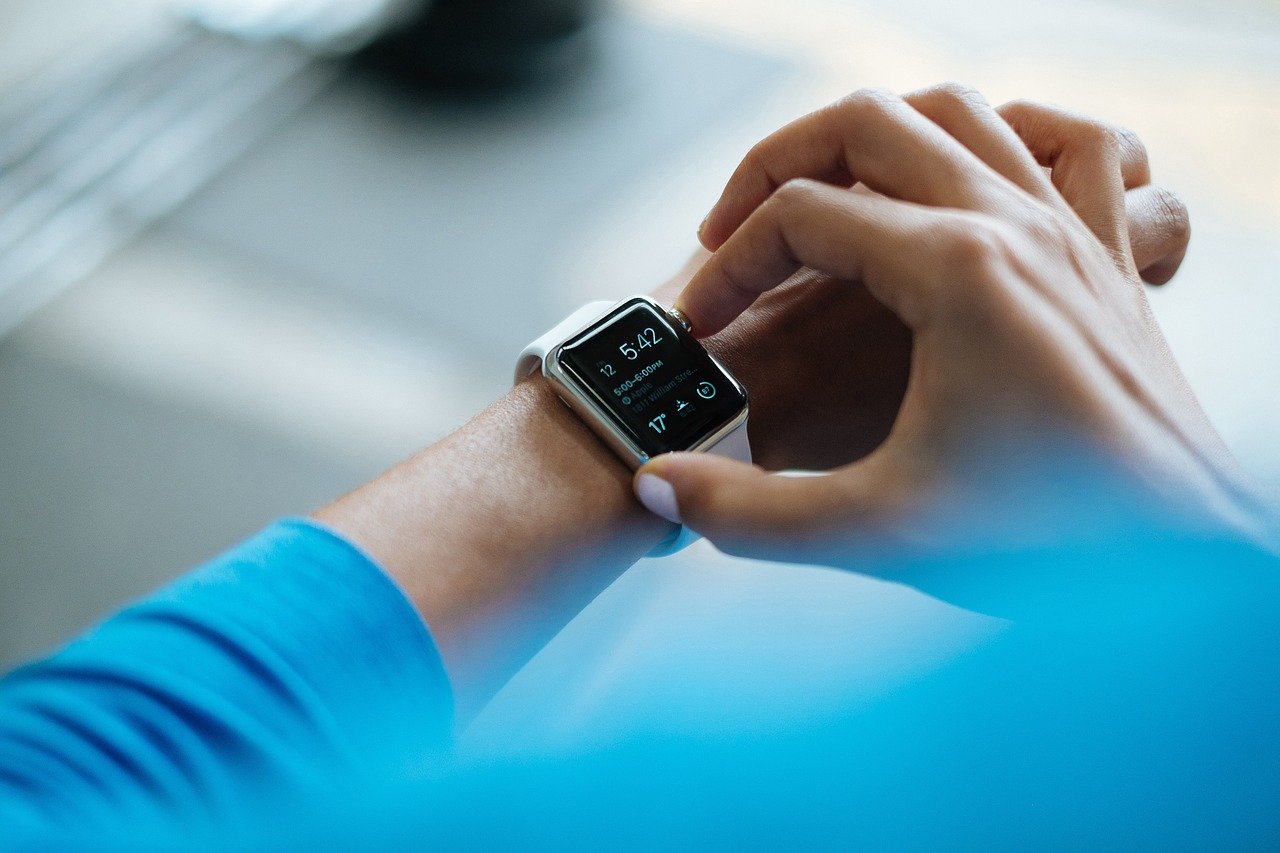 Imagen de un reloj inteligente en la muñeca de una persona: la tecnología ponible o wearable