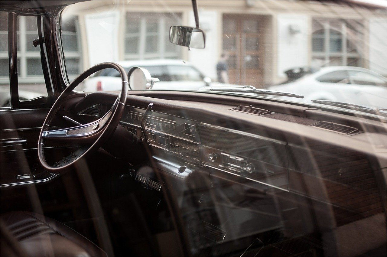 Fotografía de un parabrisas de un coche antiguo