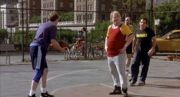 Fotograma de la película Y entonces llegó ella, con Philip Seymour Hoffman en un papel de vieja gloria sin gloria