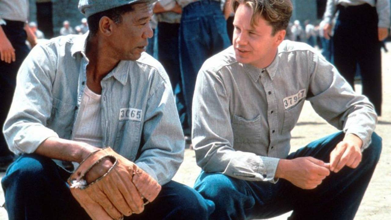 Fotograma de la película Cadena perpetua, en la que los presos parecen estar habituados a la rutina de la cárcel