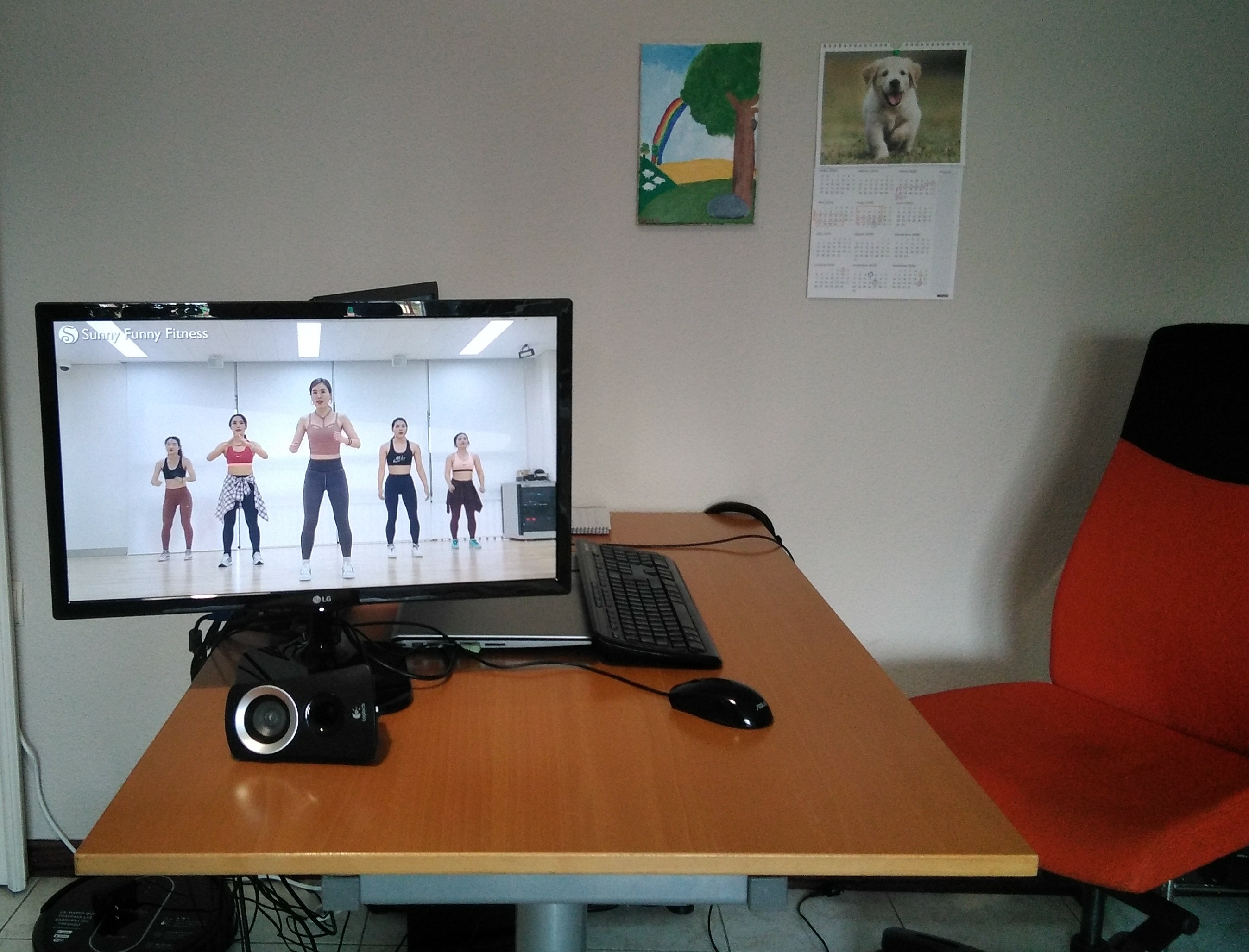 Espacio de trabajo reconvertido en gimnasio, al girar la pantalla del ordenador