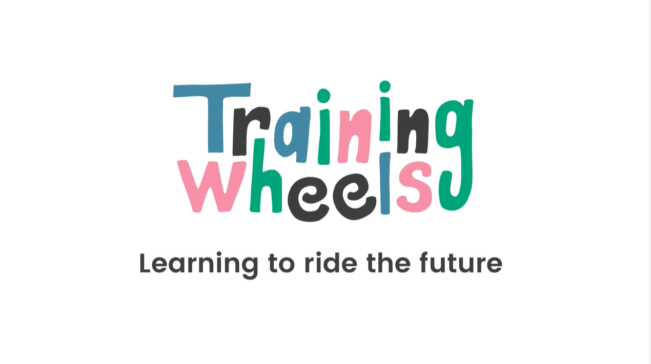 Logotipo de la empresa Training Wheels, encargada de organizar los bloques de contenidos de Aprendemos en casa, de RTVE