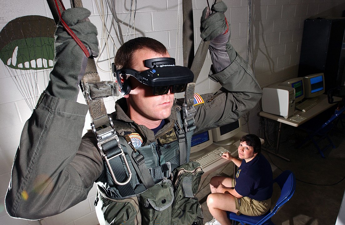Personal de la armada de los Estados Unidos usando un sistema de realidad virtual para entrenarse