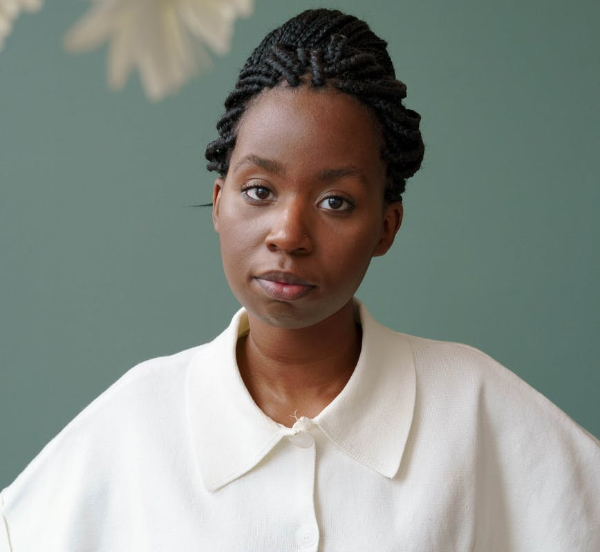 Mujer joven negra mirando a cámara